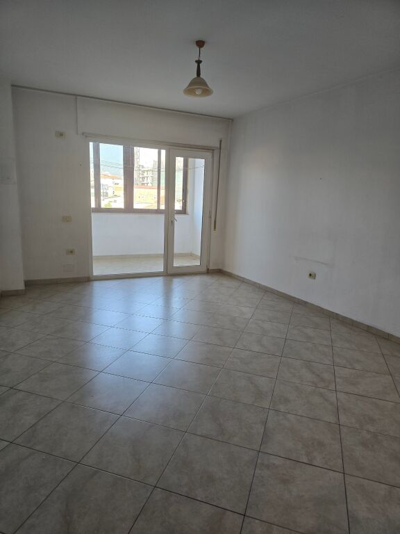 jepet me qera apartament 2+1+3 Ballkon, 2 banjo, Kati 3, 120 m², garazh me 2 poste parkimi, 800 € (Rruga Siri Kodra, pranë qendrës shëndetësore Nr.3)
