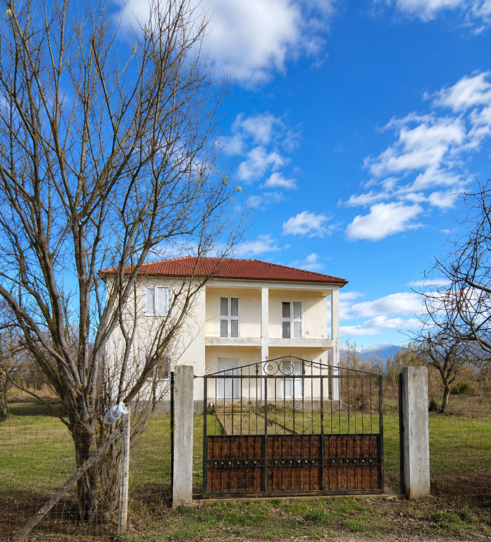 House for sale with 2,700 m² land in Rinas – Very good location, only 5 minutes from Tirana Airport