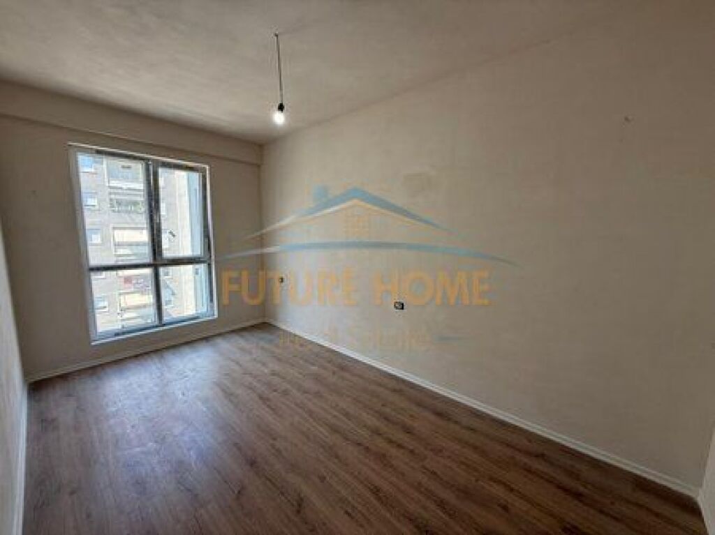 Shitet, Apartament 3+1+2+Depo, Komuna e Parisit,Tiranë