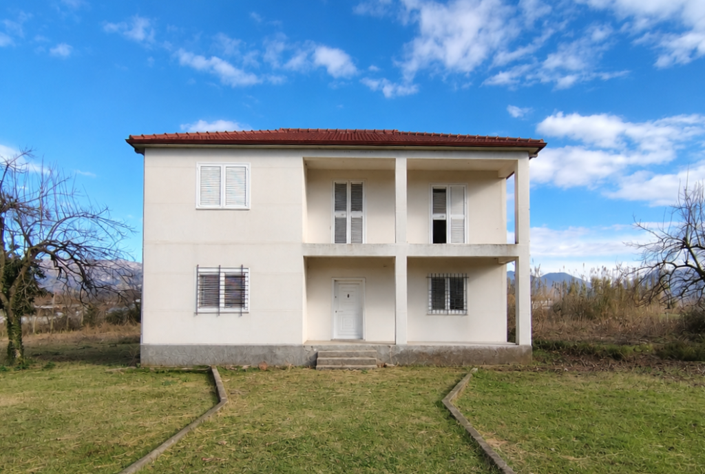 House for sale with 2,700 m² land in Rinas – Very good location, only 5 minutes from Tirana Airport
