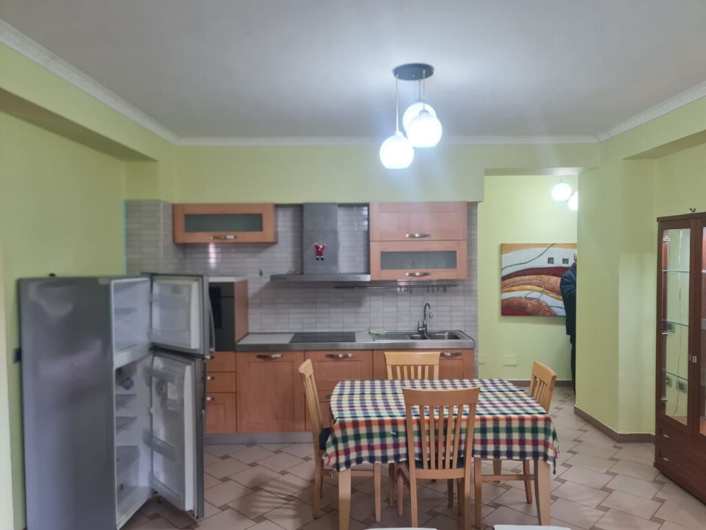 🏢Rruga e Durresit,prane Ish Ambasades Jugosllave,jepet me qera apartament 1+1,i mobiluar.60,000 Leke