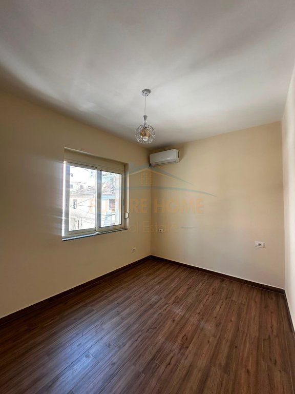 Durres, business premises for rent 2nd floor, 69 m² 450 € (Museum, Durres)