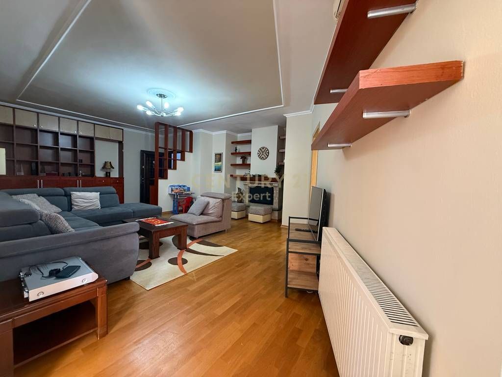 APPARTAMENTO 2+1+2 CON POSTO AUTO IN AFFITTO IN VIA DELLE BARRICATE! 900 € /Mese