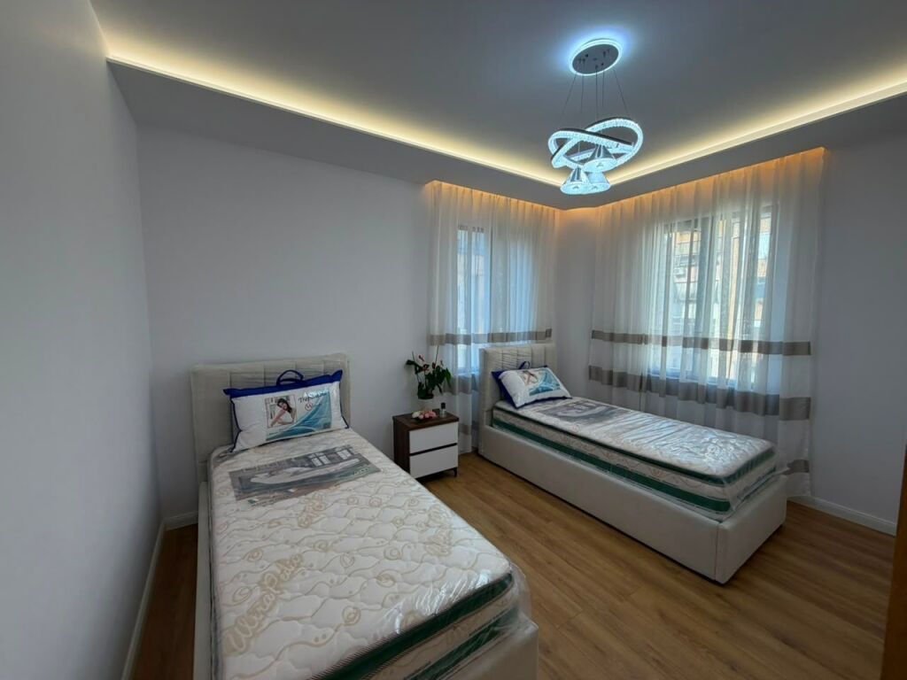 🏡 Shitet apartament 2+1+2 me ballkon  📍 Pranë Pallatit me Shigjeta 💶 Çmimi: 238 milion lekë