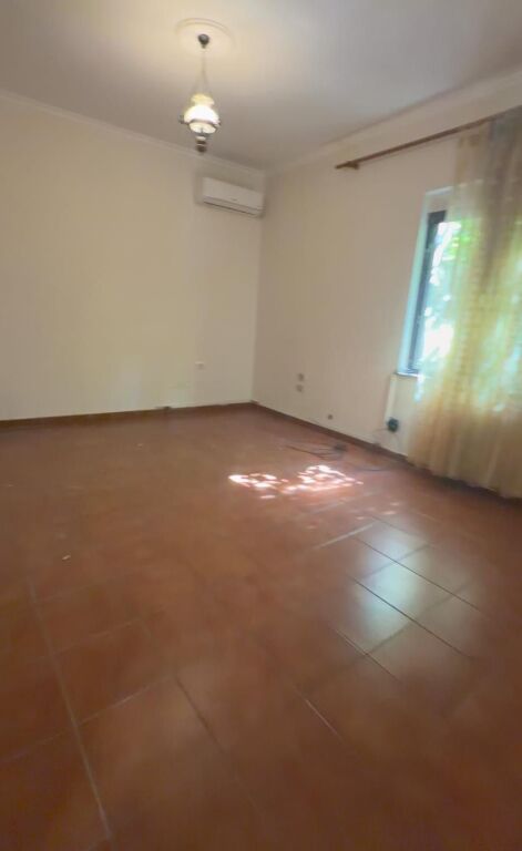 Appartamento 4+1+2+2 con balconi in vendita in Rruga e Kavajes, 21 Dhjetori.