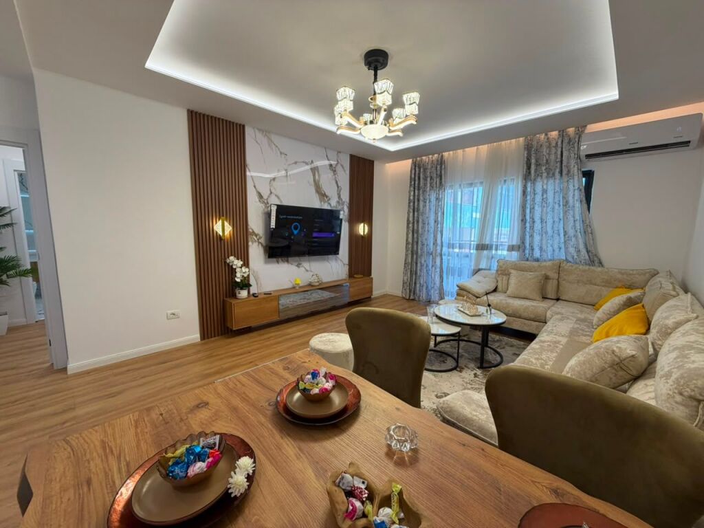 🏡 Shitet apartament 2+1+2 me ballkon  📍 Pranë Pallatit me Shigjeta 💶 Çmimi: 238 milion lekë
