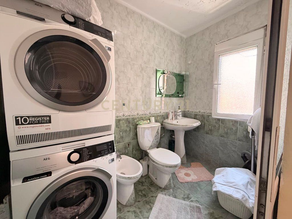Shitet Apartament 3+1 tek Myslym Shyri
