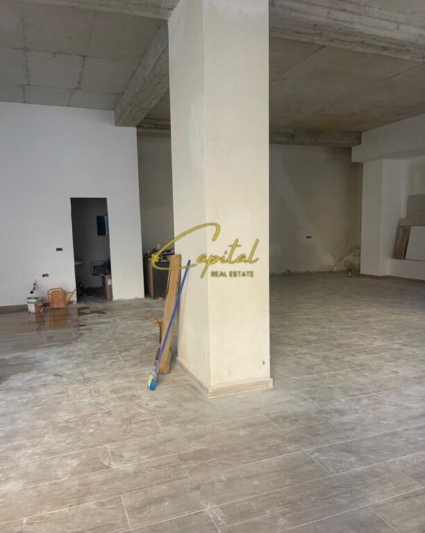 LOCALE COMMERCIALE IN AFFITTO 210 M2 BRRYLI 1.500 EURO
