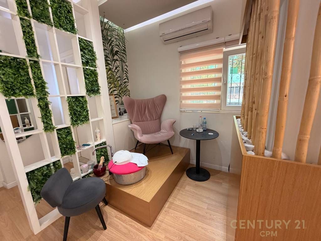 Jepet me qira ambient biznesi në Komunën e Parisit!