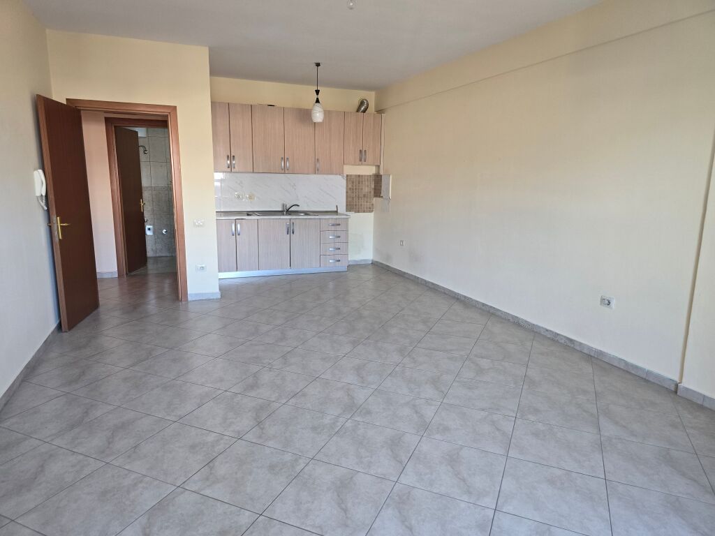 jepet me qera apartament 2+1+3 Ballkon, 2 banjo, Kati 3, 120 m², garazh me 2 poste parkimi, 800 € (Rruga Siri Kodra, pranë qendrës shëndetësore Nr.3)
