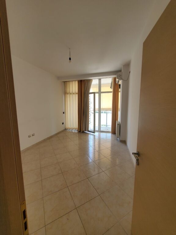 Apartament 2+1, Komuna Parisit!