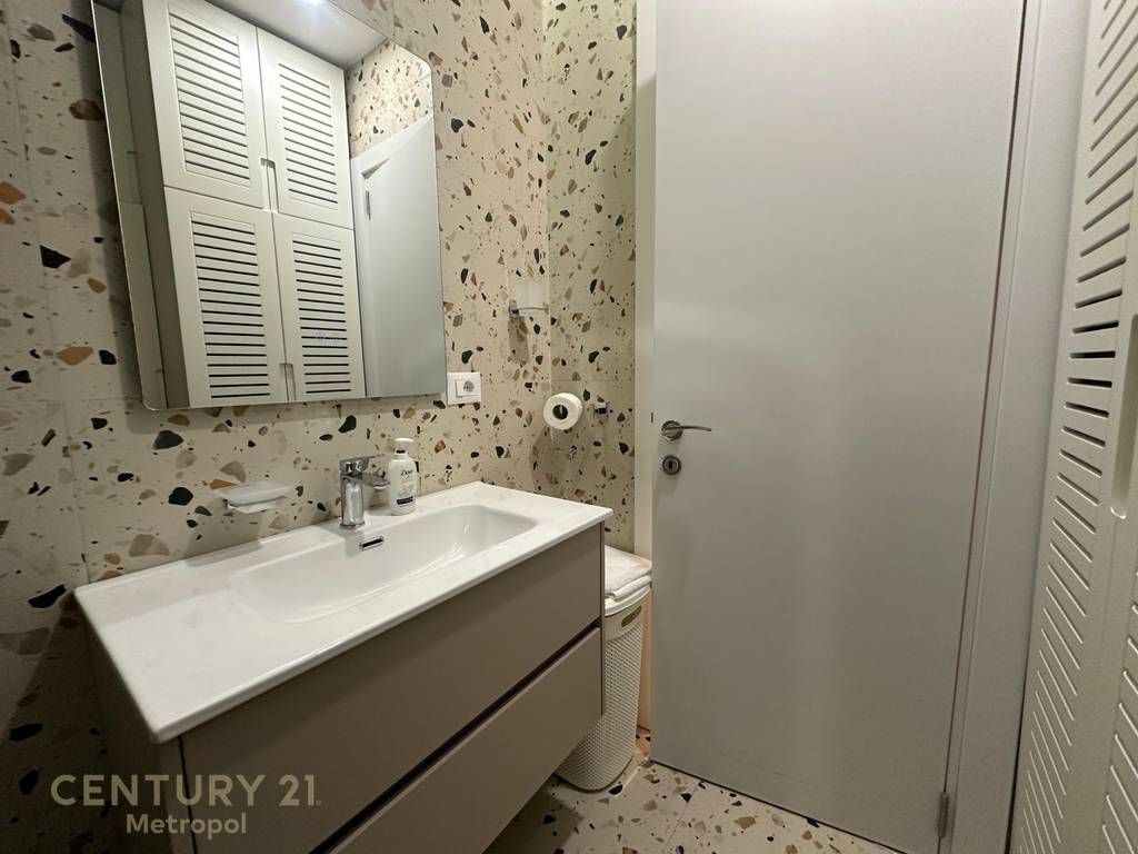 JEPET ME QIRA APARTAMENT 2+1+2, RRUGA E KAVAJËS!