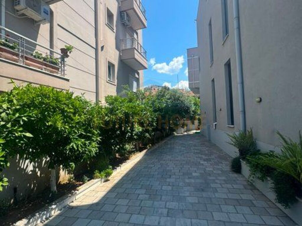 Qera, Apartament 3+1+2 , Rruga Sadik Petrela, Tirane