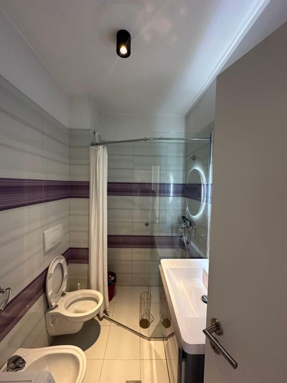 🏢Ne zonen e 21 Dhjetorit,jepet me qera apartament,1+1+post parkimi,proces mobilimi.: 65,000Leke - Widok 4