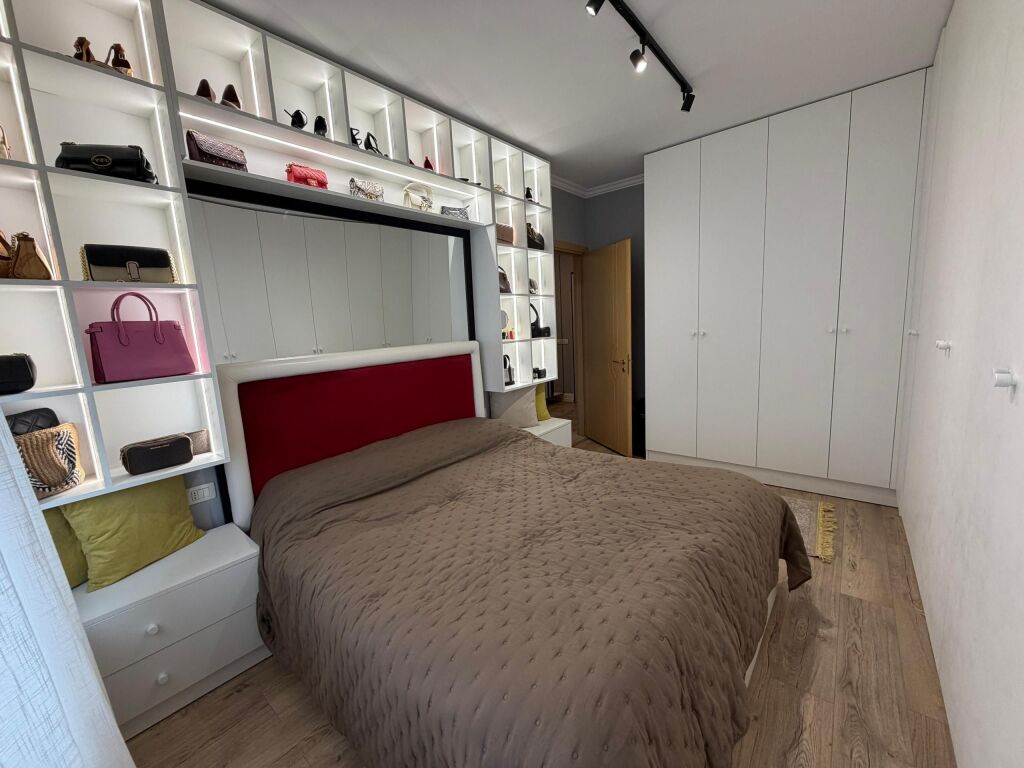 Jepet apartament 1+1+2 Poste Parkimi me qira tek Liqeni i Thate , Rruga Peti , prane Hotel Sokrati , Kopshti Botanik , Kopshti Zoologjik .