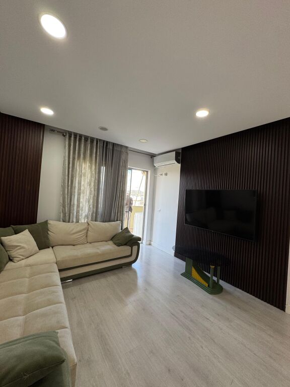 Apartament 1+1 + post parkimi per qera tek Pallatet E Verdha !