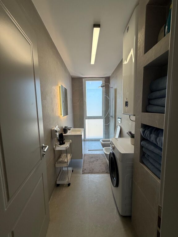 🏡 Jepet me qira apartament 1+1  📍 Bulevardi i Ri, Rruga Jordan Misja (250 m nga Burgu 313)
