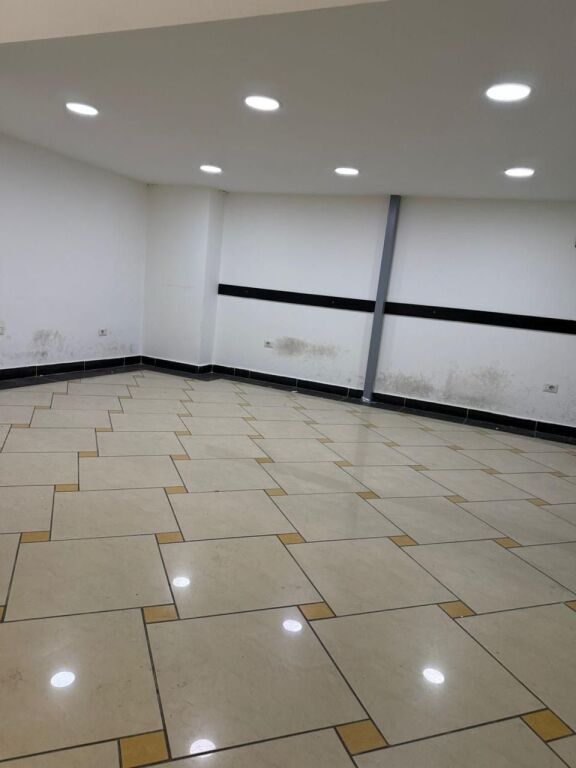 Jepet me qira Duplex per ambjente biznesi tek Rruga Barrikadave 3 minuta nga qendra