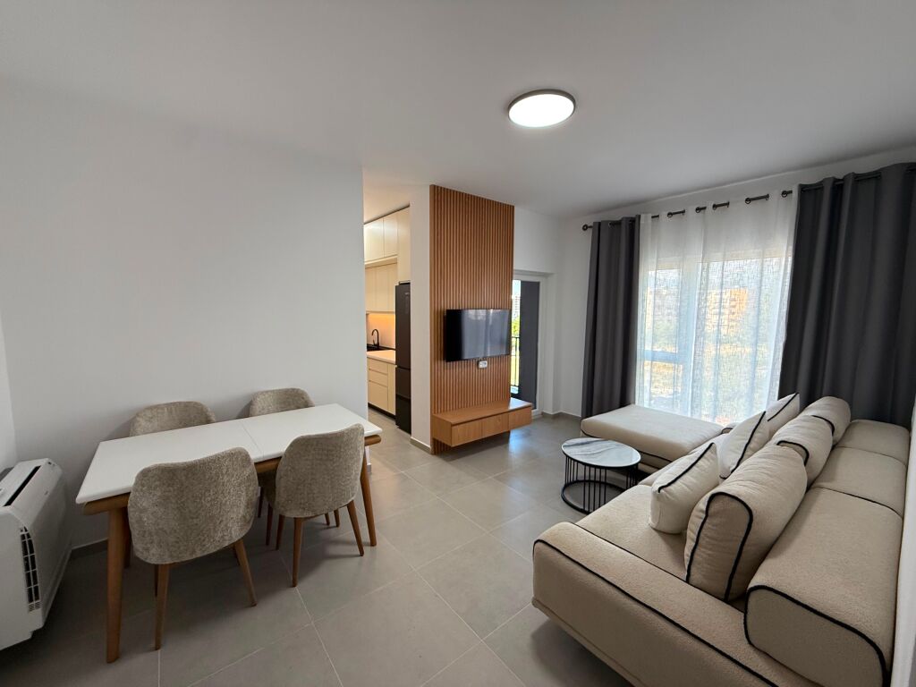 📣 VENDESI SUPER Appartamento 1+1 📍 Via “Jordan Misja”, Vicino al Complesso Ndregjoni ✨  🏢 Nuova Costruzione (2026) 🪜 3° Piano (Con Ascensore) 📐 Superficie Lorda 64,55 m2 📐 Superficie Netta 57,63 m2 🛋️ Completamente Arredato 📂 In Processo di Ipoteca  💶 Prezzo 145.000 Euro (Non Trattabile) 🅿️ Possibilità Anche di Posto Auto a Pagamento