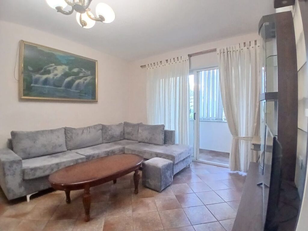 Apartament 1+1 me qera tek Komuna e Parisit