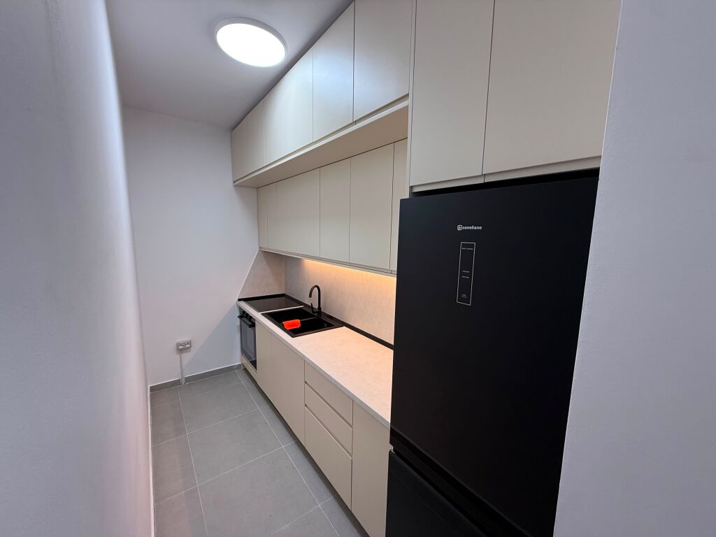 📣 VENDESI SUPER Appartamento 1+1 📍 Via “Jordan Misja”, Vicino al Complesso Ndregjoni ✨  🏢 Nuova Costruzione (2026) 🪜 3° Piano (Con Ascensore) 📐 Superficie Lorda 64,55 m2 📐 Superficie Netta 57,63 m2 🛋️ Completamente Arredato 📂 In Processo di Ipoteca  💶 Prezzo 145.000 Euro (Non Trattabile) 🅿️ Possibilità Anche di Posto Auto a Pagamento
