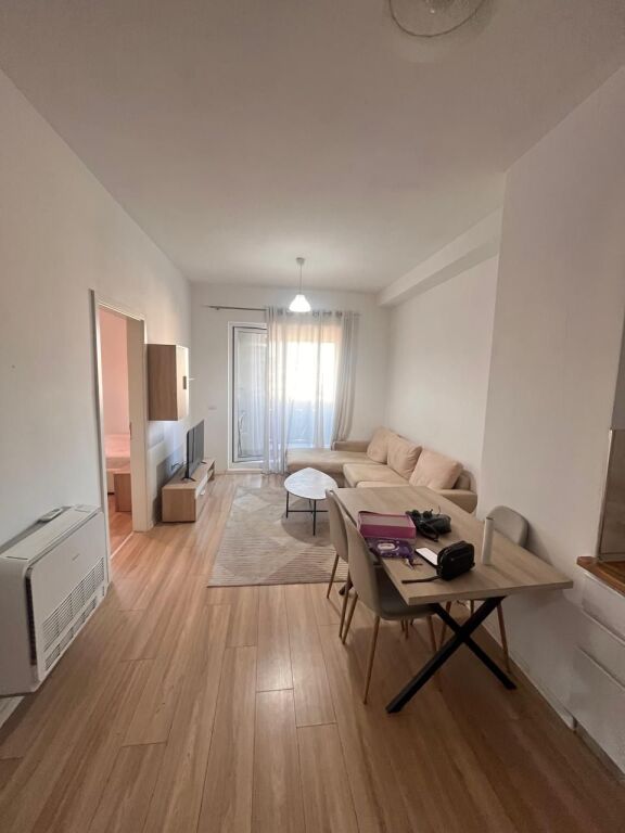 Jepet me Qira Apartament 1+1 tek Rezidenca Marga – Rruga Jordan Misja  Në Rezidencën Marga, në Rrugën Jordan Misja, jepet me qira një apartament 1+1, totalisht i mobiluar dhe gati për banim. Zona ofron akses të shpejtë me Bulevardin e Ri, qendrën e Tiranës dhe të gjitha shërbimet e nevojshme.  Organizimi: Sallon së bashku me ambientin e gatimit Ballkon me dalje nga salloni 1 dhomë gjumi 1 tualet  Apartamenti ofrohet totalisht i mobiluar, duke ofruar komoditet dhe funksionalitet për një jetesë të rehatshme.