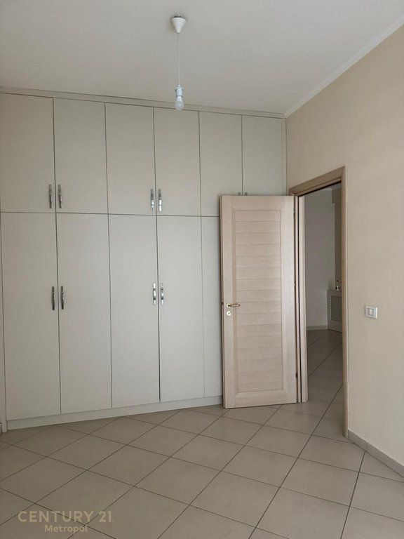 Shitet apartament 1+1 në kompleksin Kika 2
