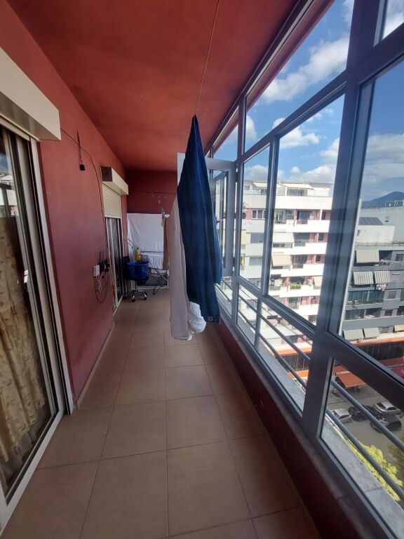 Jepet me qera apartament 2+1 afer spitalit American 3 prane KMY