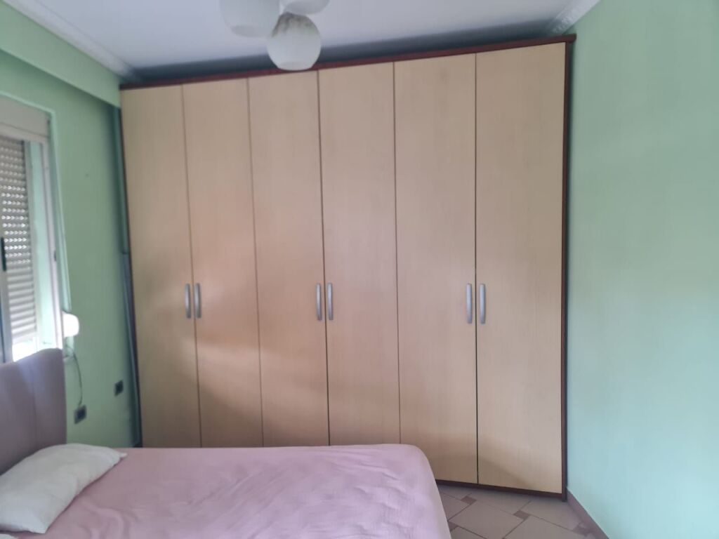 🏢Rruga e Durresit,prane Ish Ambasades Jugosllave,jepet me qera apartament 1+1,i mobiluar.60,000 Leke