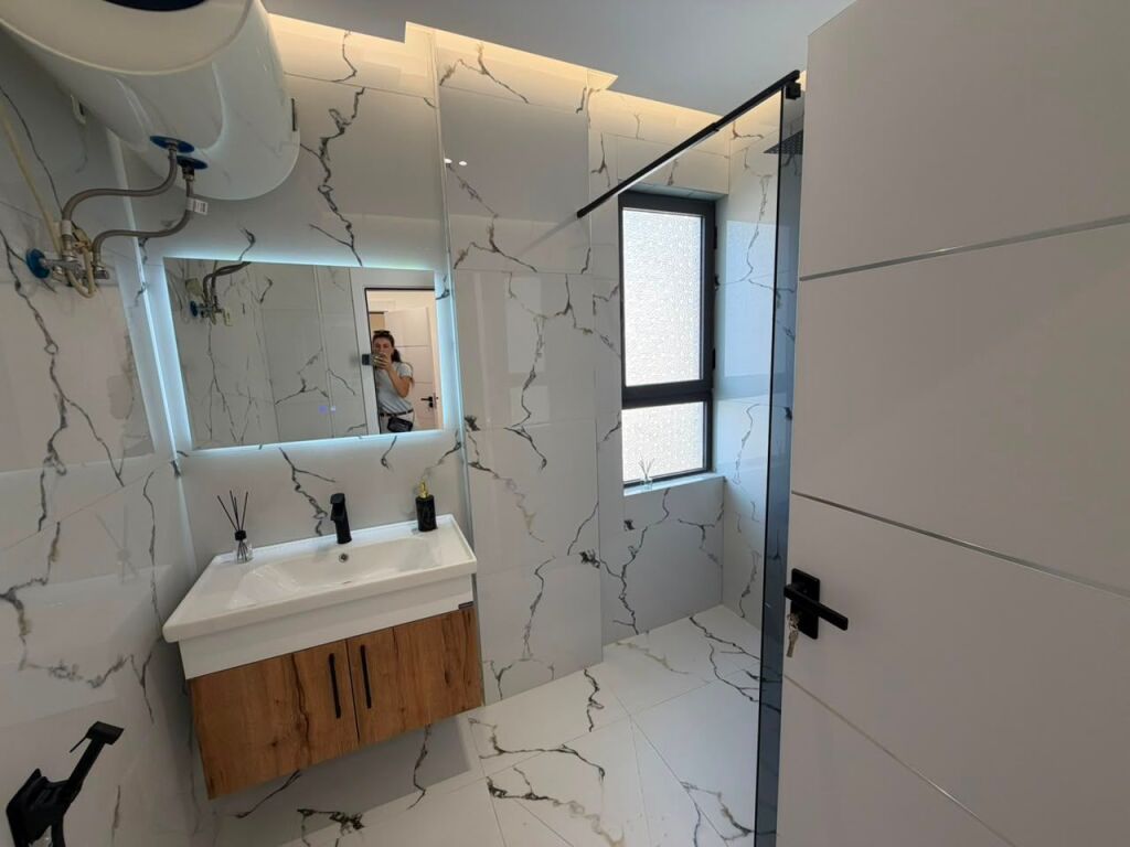 🏡 Shitet apartament 2+1+2 me ballkon  📍 Pranë Pallatit me Shigjeta 💶 Çmimi: 238 milion lekë
