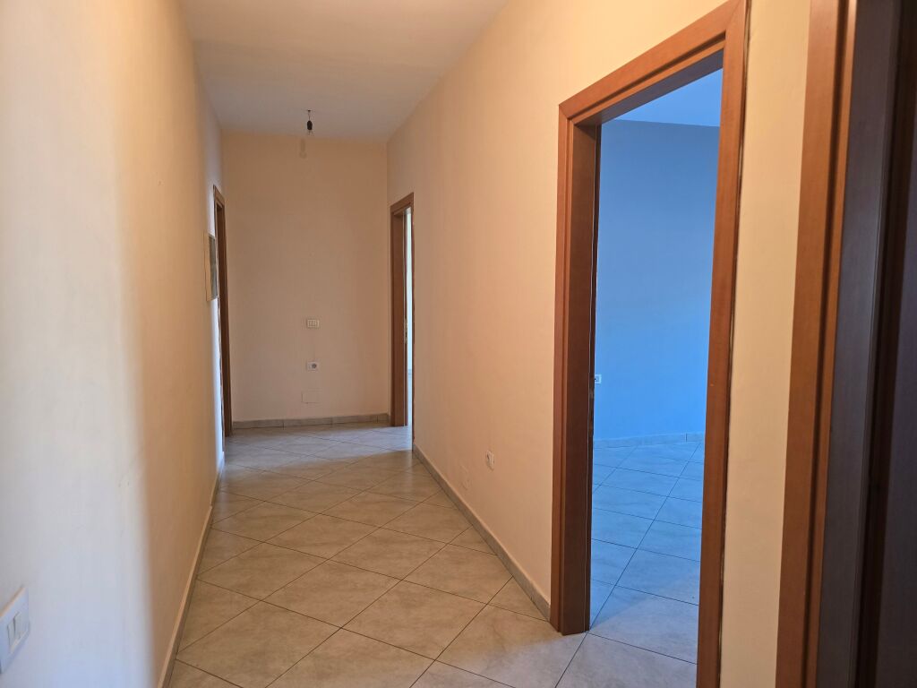 jepet me qera apartament 2+1+3 Ballkon, 2 banjo, Kati 3, 120 m², garazh me 2 poste parkimi, 800 € (Rruga Siri Kodra, pranë qendrës shëndetësore Nr.3)
