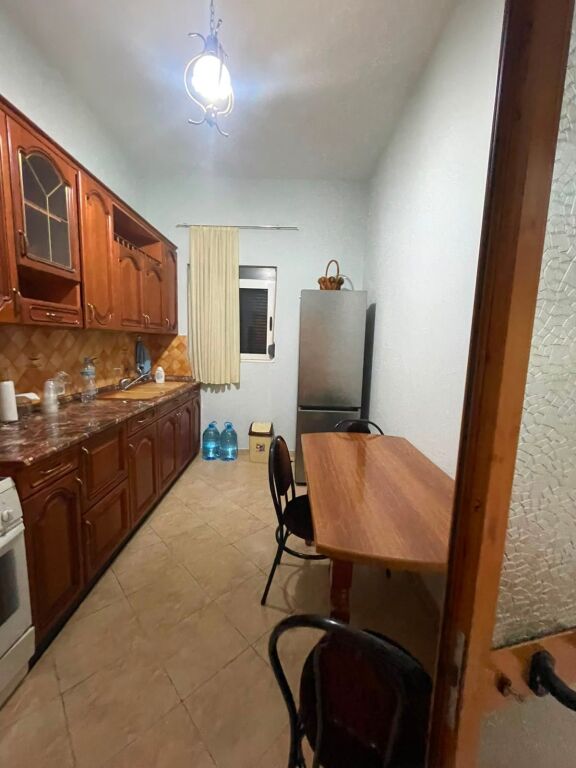 Jepet me qira shtëpi private 3+1 prane markates ne katin i dytë!