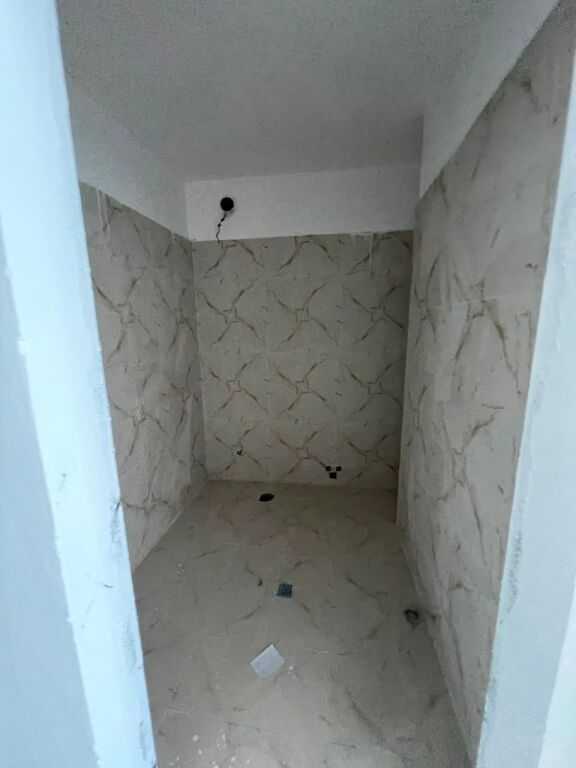 Shitet Apartament 2+1+2 në Vollga, tek Pallati 27-Katësh, Durrës