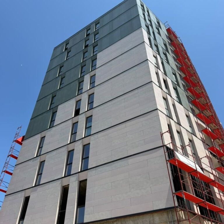 🚨‼️ OKAZION – VETËM 1,650 €/m²! ‼️🚨  🏡✨ SHITET APARTAMENT 3+1+2 ME 2 BALLKONE – RIVERSIDE RESIDENCE ✨🏡
