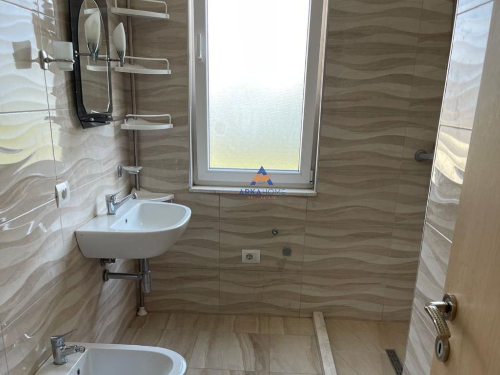 SHITET APARTMENT 3+1+BALLKON "KINOSTUDIO" 300,000 EURO (BASHKE ME POSTET E PARKIMIT )