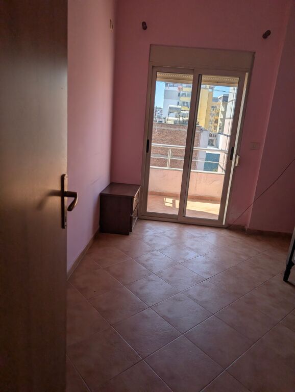 Shitet apartament fantastik 2+1 pranë Rajonit të Policisë!