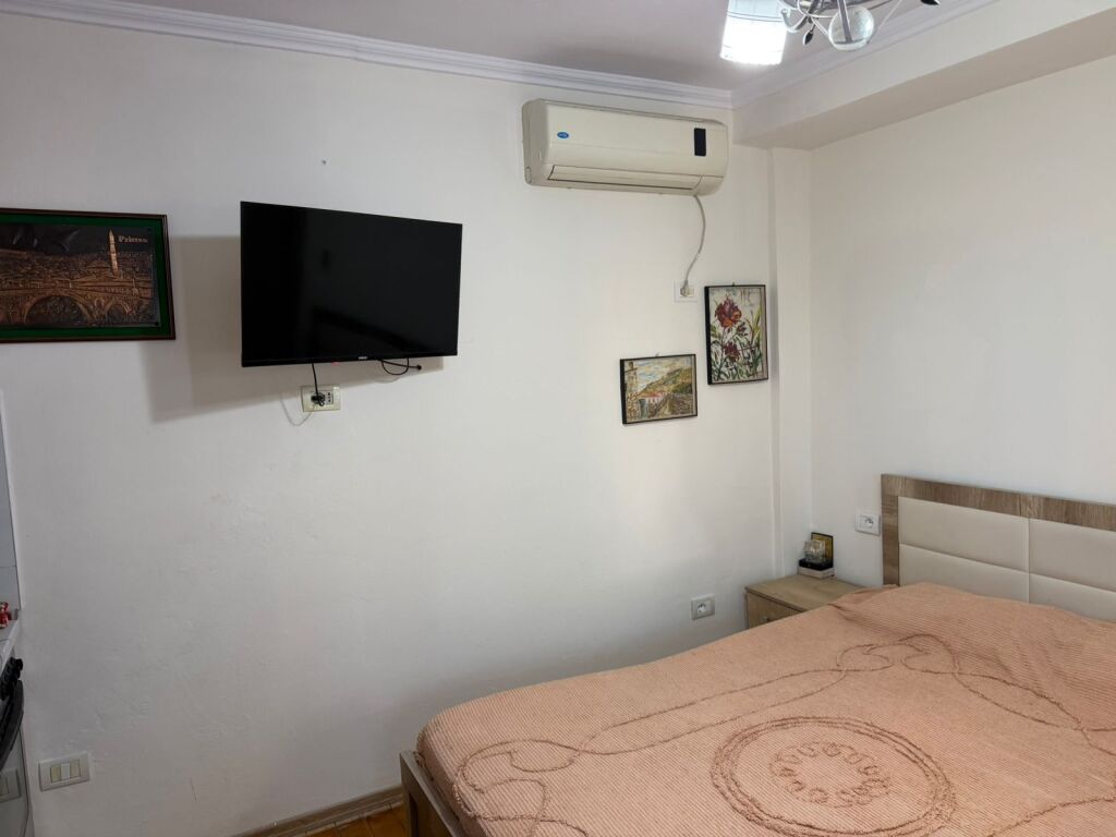 Ne zonen e Rr.se Dibres prane Fakuletit te Mjeksise jepet me qera garsoniere 30m2,e mobiluar  30,000 Leke      