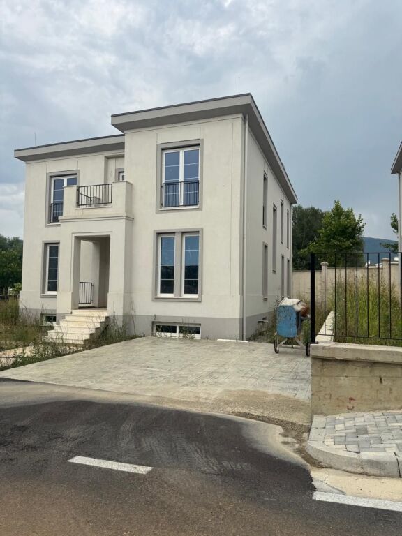 🏡✨ Shitet Vilë Luksoze me Pishinë – Rolling Hills 2