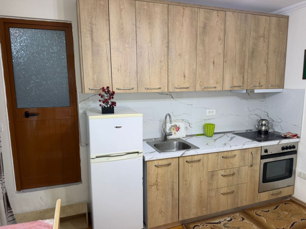 Ne zonen e Rr.se Dibres prane Fakuletit te Mjeksise jepet me qera garsoniere 30m2,e mobiluar  30,000 Leke      