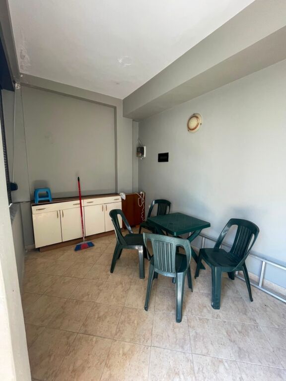 Jepet me qira shtëpi private 3+1 prane markates ne katin i dytë!