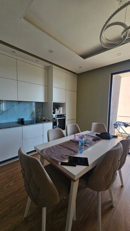 Shitet apartament 2+1 tek Bulevardi Blu , Bathore , Kamez , Institut .
