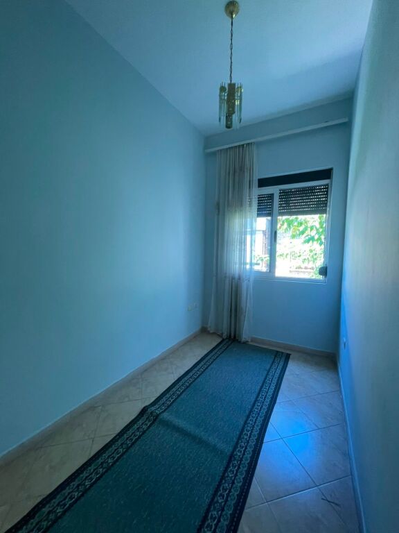Jepet me qira shtëpi private 3+1 prane markates ne katin i dytë!