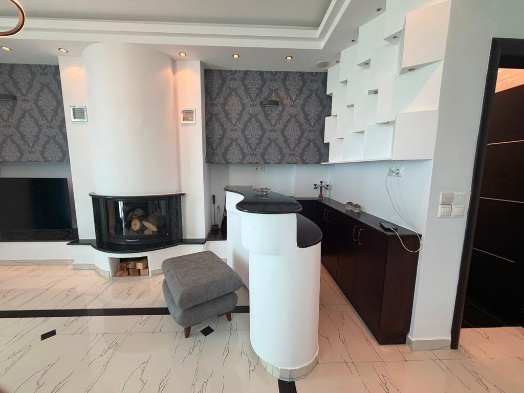 Blocco Ambasciate, affittiamo duplex 3+1+3 con veranda 1.400 € /Mese