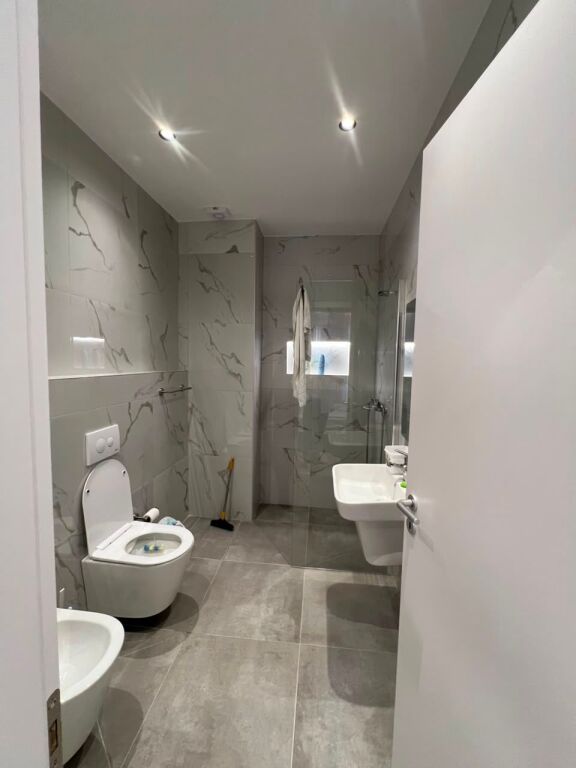 🏡 Jepet me qira apartament 2+1+2 + post parkimi  📍 Kompleksi Aura💰 Çmimi: 80.000 Lekë/muaj