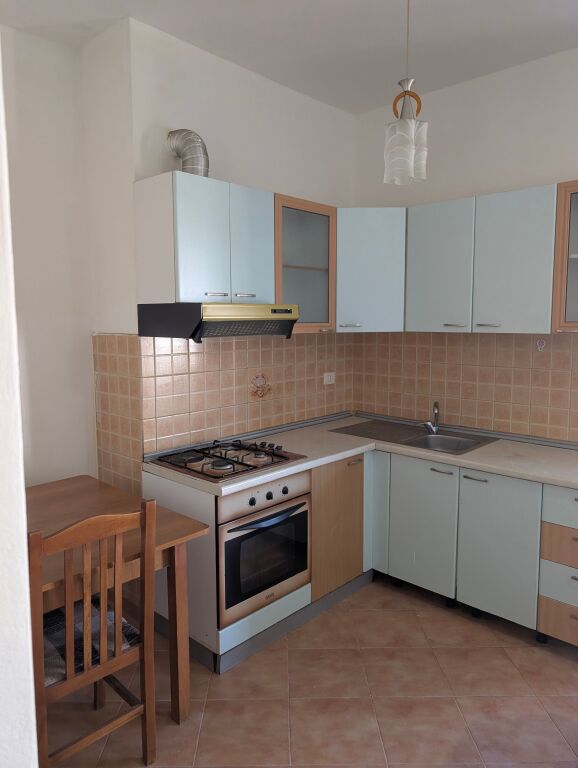 Shitet apartament fantastik 2+1 pranë Rajonit të Policisë!