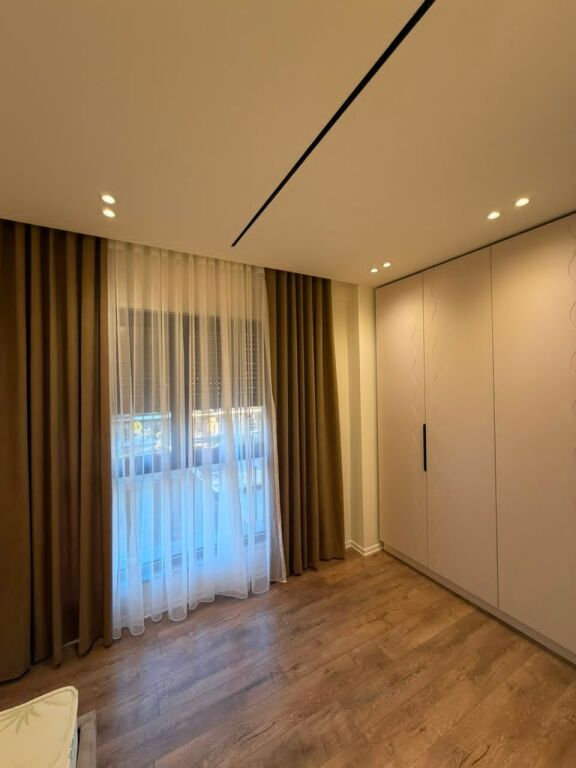🏡 Jepet me qira apartament 3+1 në Kompleksin Ndregjoni, Bulevardi i Ri