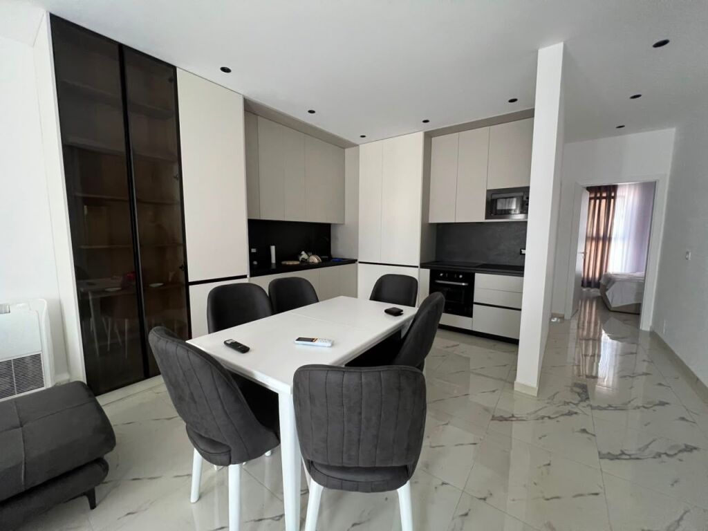 🏡 Jepet me qira apartament 2+1+2 + post parkimi  📍 Kompleksi Aura💰 Çmimi: 80.000 Lekë/muaj
