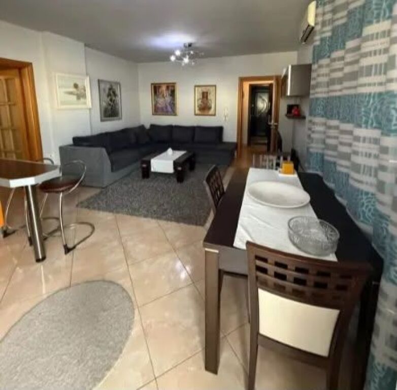 Tek Pallati me Shigjeta, jepet me qera apartament 2+1+2.