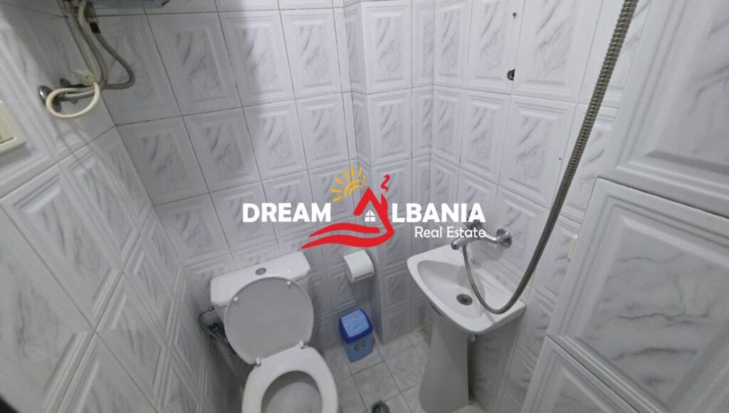 Shitet apartament 2+1+2 ne zonen e Bllokut prane Pallateve Agimi (ID 41212283)
