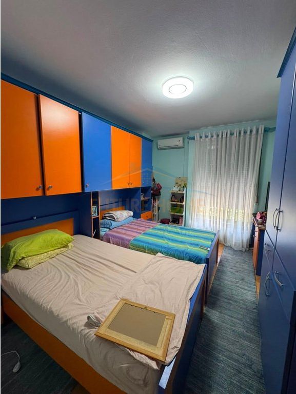 Shitet, Apartament 3+1+2+2 Poste Parkimi,  Pallati me Shigjeta.